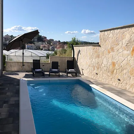 Frane With Private Pool *