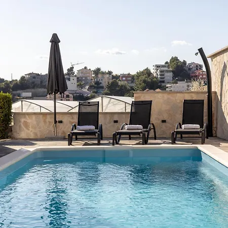 Frane With Private Pool