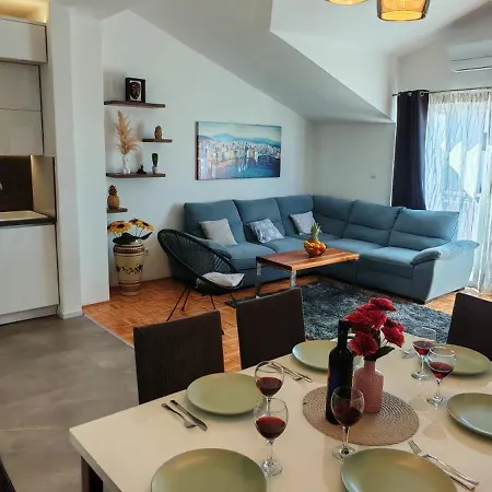 Frane With Private Pool Appartamento *